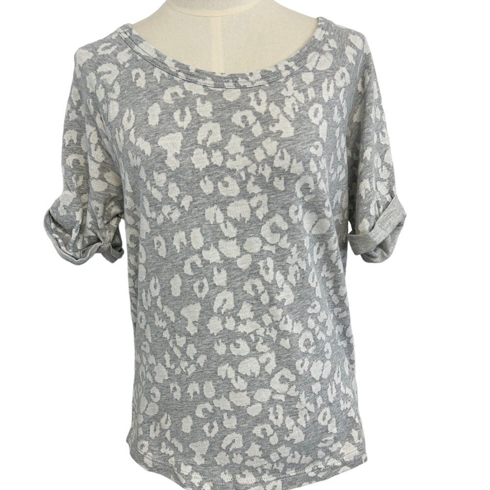 Gap grey leopard short sleeve pullover‎ top
Cuffed sleeve womens small